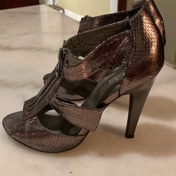 Metallic Heels with zipper on the front - Picture 4 of 6